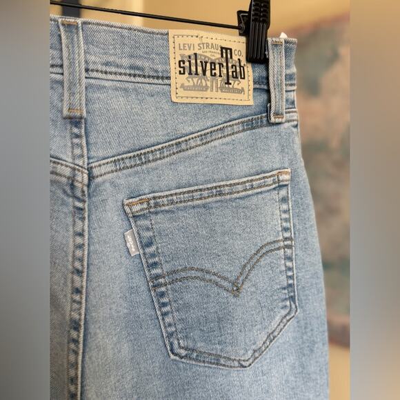 New Levi Silver Tab Mom Jeans Women’s size 27 Light Wash Denim Distressed - Picture 5 of 8